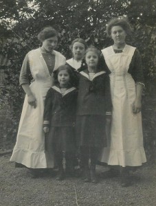 Maria Johanna Willemsen,links, met de familie Arntz